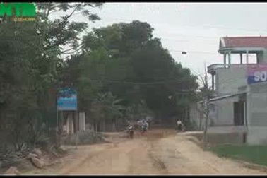 Đường tỉnh lộ bị xe quá tải băm nát