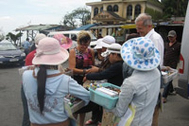 Bát nháo "chợ" hàng lưu niệm trên đỉnh Hải Vân