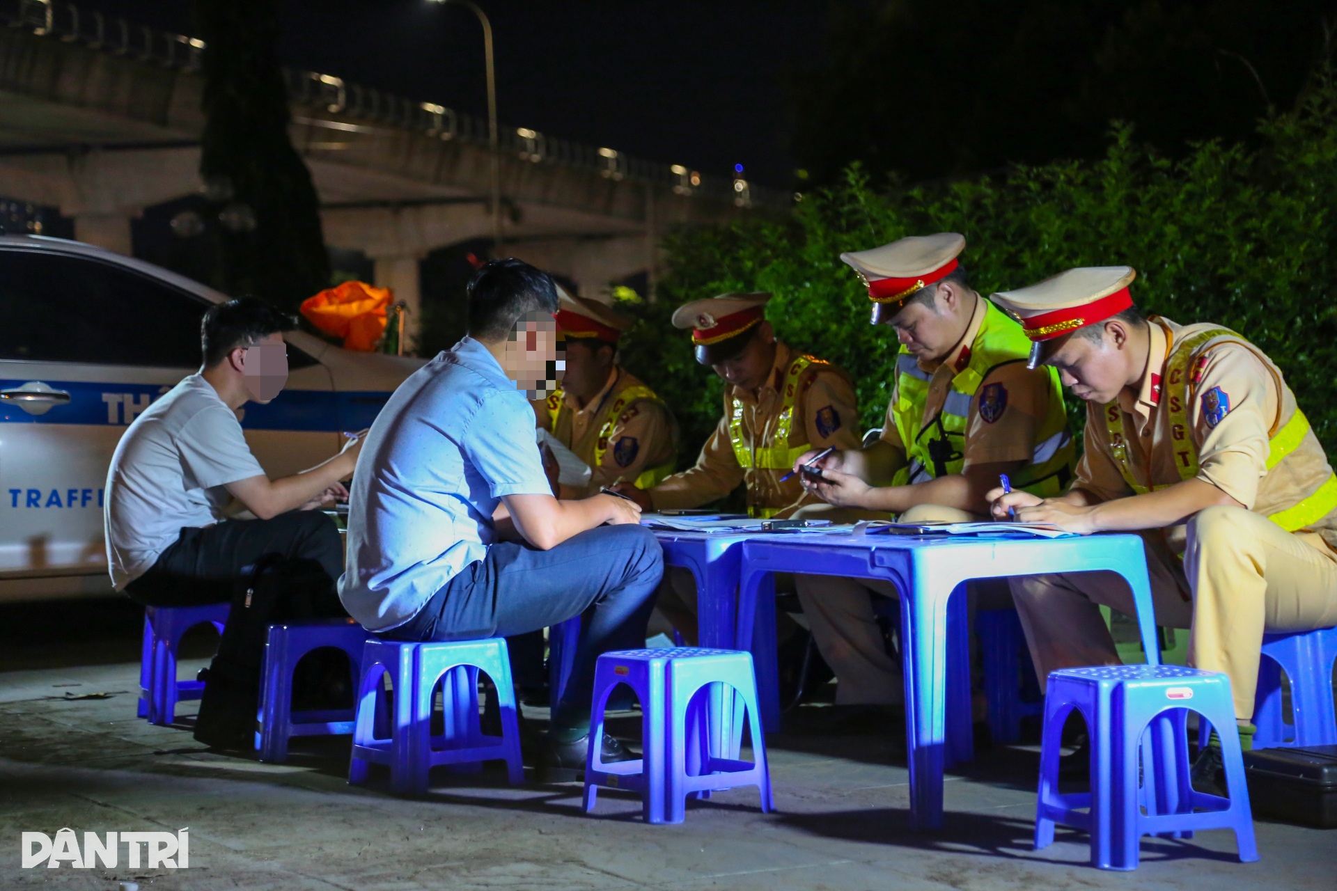 Thấy chốt kiểm tra nồng độ cồn, vợ xui chồng đổi lái - 11 Thấy chốt kiểm tra nồng độ cồn, vợ xui chồng đổi lái - 11