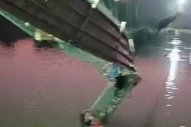 Video vụ sập cầu treo tại Ấn Độ