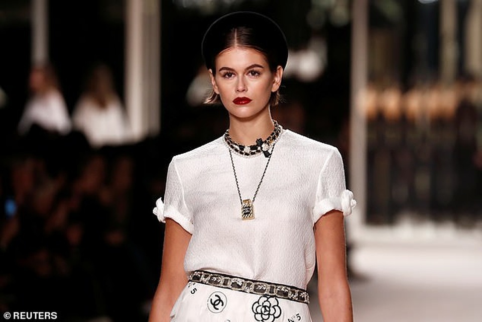 Con gái Cindy Crawford nổi bật trong show diễn tại Pháp - 1 Con gái Cindy Crawford nổi bật trong show diễn tại Pháp - 1