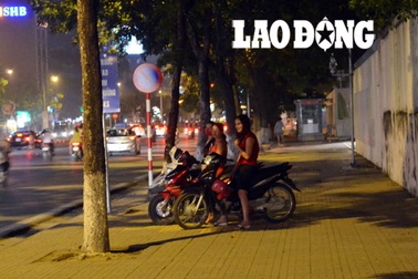 Phận “bướm đêm” trên phố Hà Nội