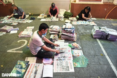 Những sạp báo giấy trên vỉa hè ở Hà Nội: Bao giờ cho tới ngày xưa?