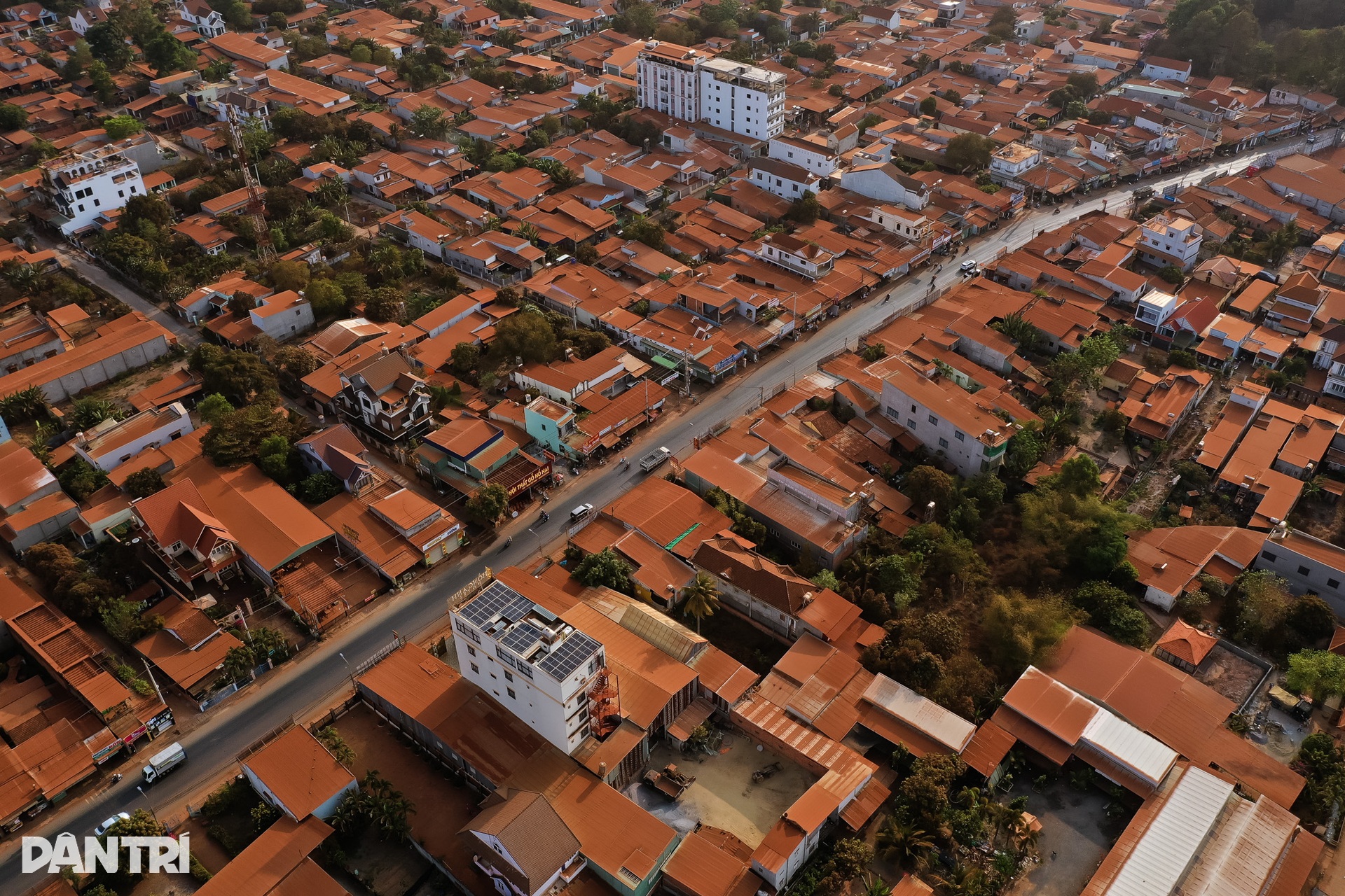 Bụi đỏ phủ kín ngóc ngách nhà dân ven dự án sân bay lớn nhất Việt Nam - 2 Bụi đỏ phủ kín ngóc ngách nhà dân ven dự án sân bay lớn nhất Việt Nam - 2