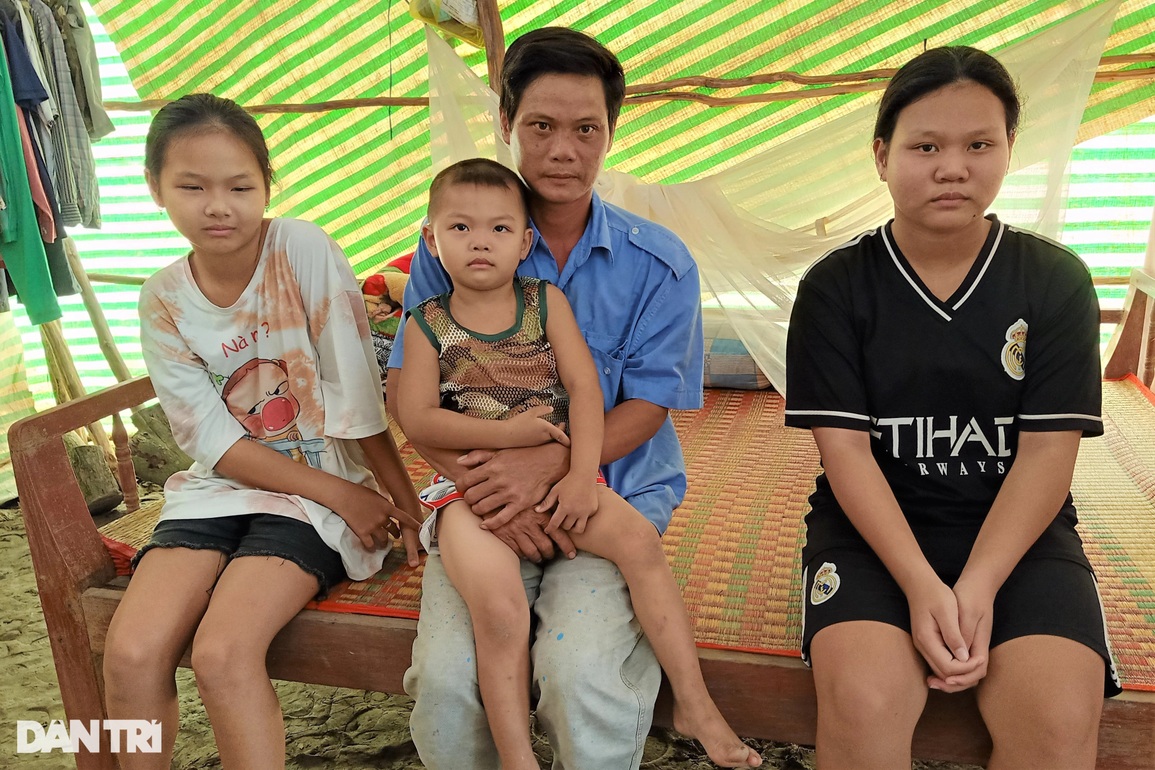 Cha bệnh cùng 3 con thơ nguy cơ thất học, lay lắt trong căn lều rách nát - 1 Cha bệnh cùng 3 con thơ nguy cơ thất học, lay lắt trong căn lều rách nát - 1