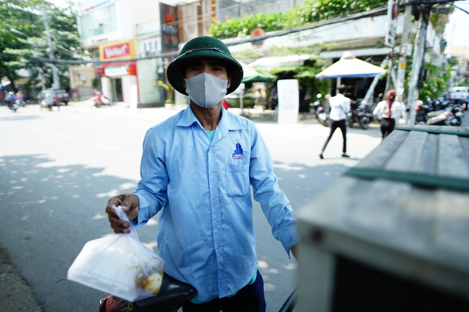 Ấm lòng quán cơm dã chiến giữa thời dịch Covid-19 - 8