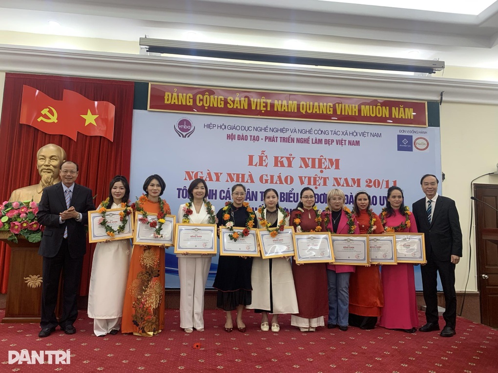 Tôn vinh những người thầy chăm lo cái đẹp cho nhân dân - 2 Tôn vinh những người thầy chăm lo cái đẹp cho nhân dân - 2