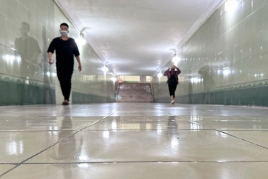 Hầm bộ hành ở Hà Nội sạch sẽ thoáng mát vẫn bị "chê"