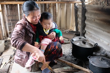 Trái tim người mẹ nghèo vỡ vụn vì không có tiền phẫu thuật tim cho con