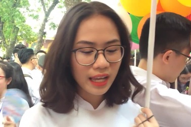 Cảm xúc bịn rịn của nữ sinh THPT Phan Đình Phùng ngày chia tay mái trường và bạn bè