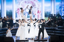 Nguyễn Ngọc Anh và Tô Minh Đức "cưới" trên sân khấu "Con đường âm nhạc"