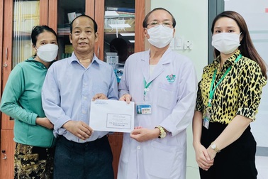 Ngư dân nghèo thoát chết kỳ diệu, san sẻ quà của bạn đọc Dân trí