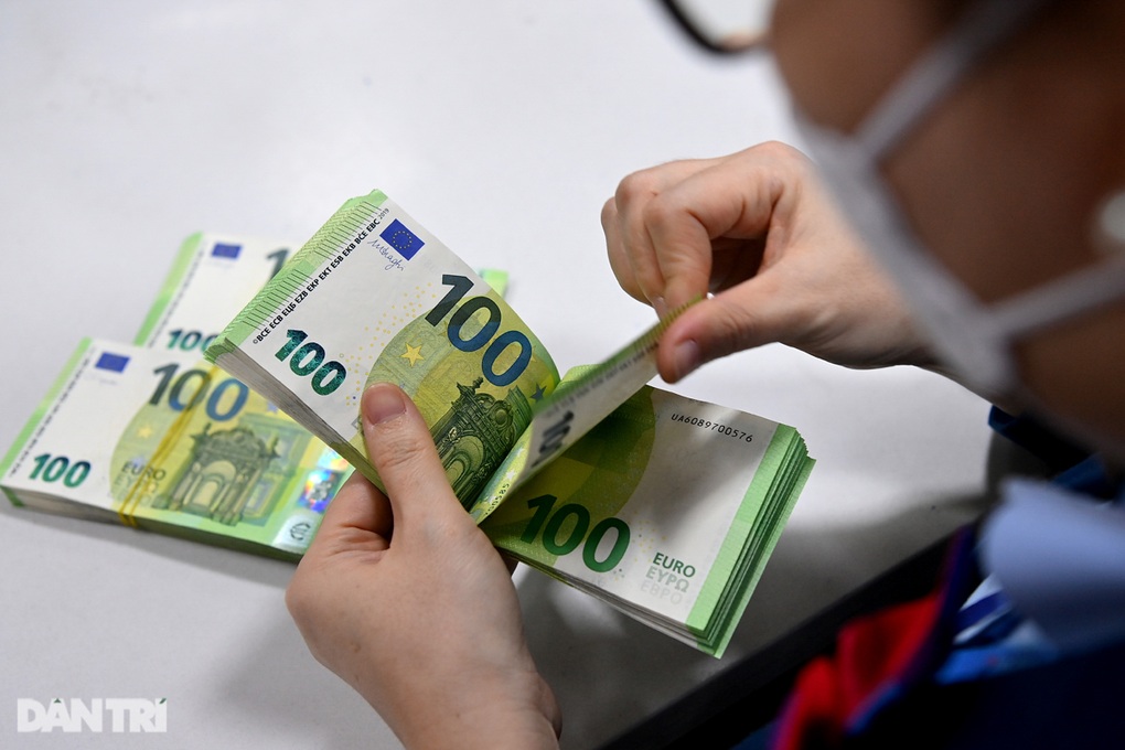 Đồng tiền chung châu Âu rẻ kỷ lục: 1 EUR không đổi được 0,99 USD - 1 Đồng tiền chung châu Âu rẻ kỷ lục: 1 EUR không đổi được 0,99 USD - 1