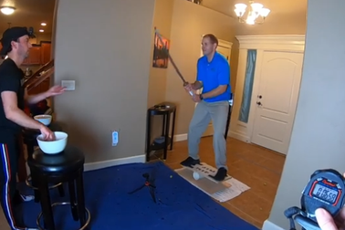 "Kỳ tài" chém hoa quả: Chém đứt 68 quả nho/phút ở tư thế khó cân bằng