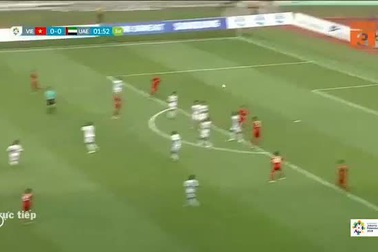 Văn Thanh dứt điểm từ xa gây nguy hiểm cho UAE ở phút thứ hai