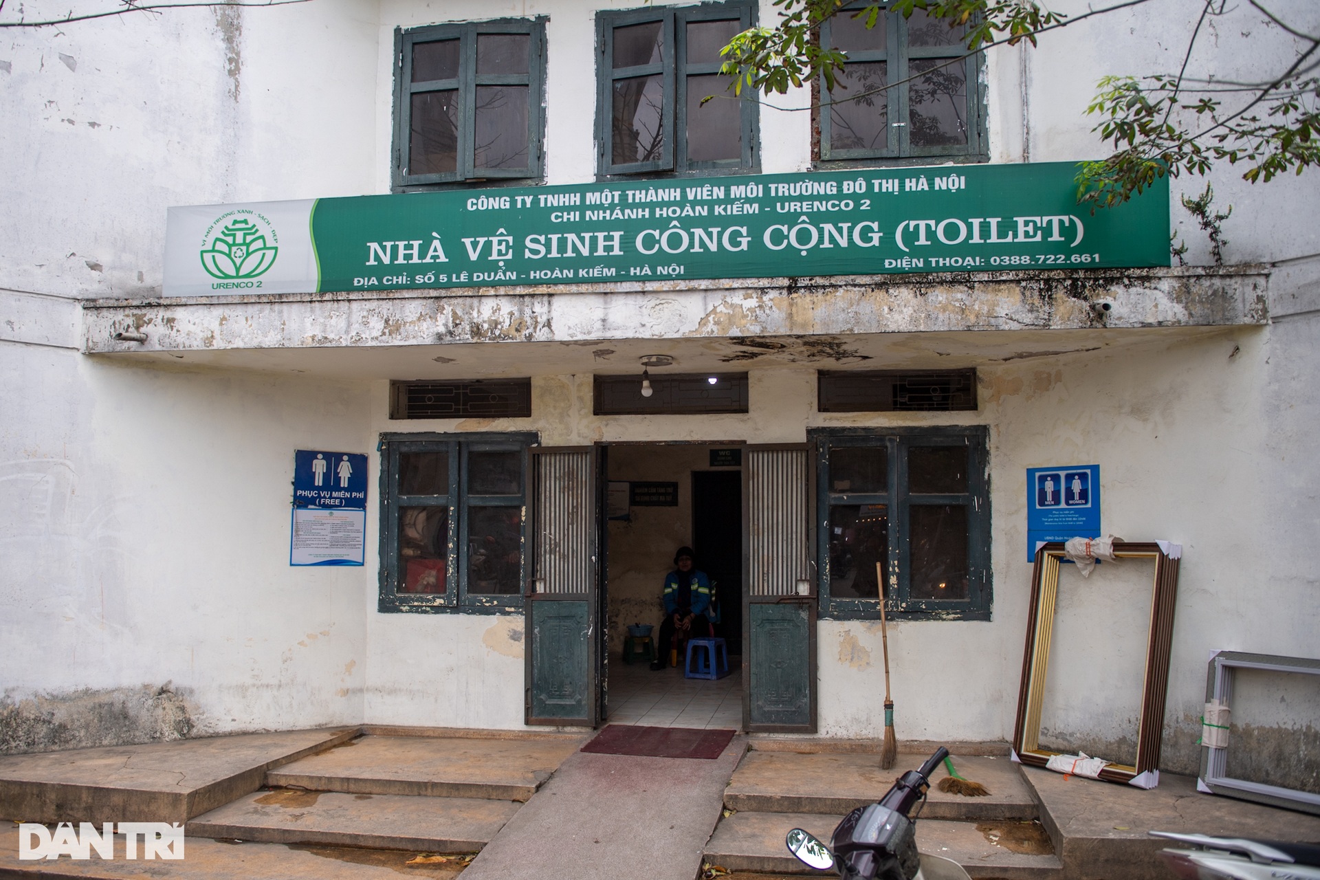 Cảnh nhếch nhác của hàng loạt nhà vệ sinh công cộng tại Hà Nội - 6 Cảnh nhếch nhác của hàng loạt nhà vệ sinh công cộng tại Hà Nội - 6