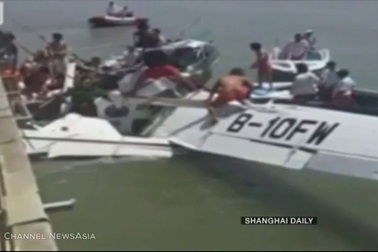 Trung Quốc: Thủy phi cơ lao vào cầu, 5 người chết