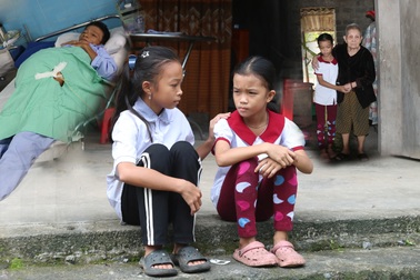 "Bụng bố cứ phình to như cái trống, chị em cháu ôm bố mà khóc"