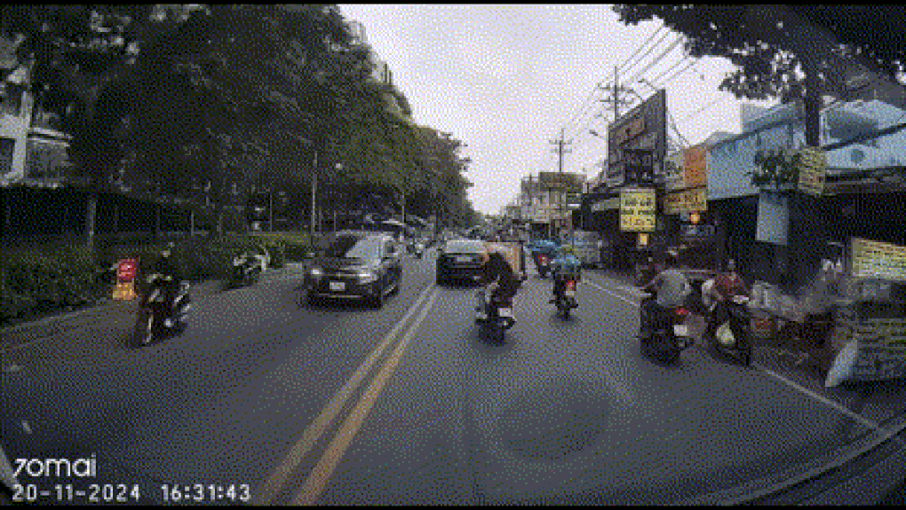 Nam thanh niên đạp ngã người đi xe máy trên đường ở TPHCM - 1 Nam thanh niên đạp ngã người đi xe máy trên đường ở TPHCM - 1