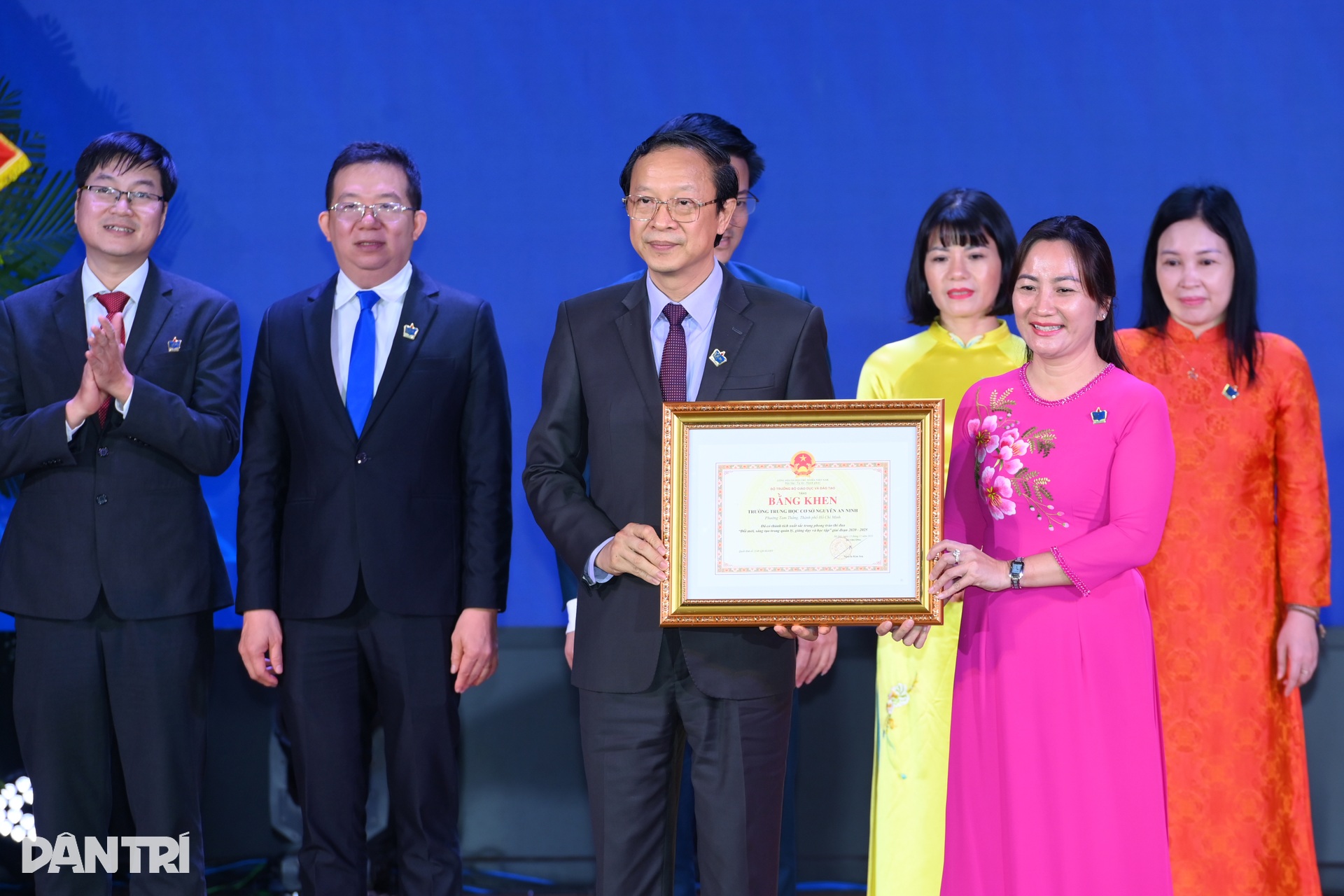 Chủ tịch nước Lương Cường dự Lễ kỷ niệm 20/11 tại Đại học Sư phạm Hà Nội - 10 Chủ tịch nước Lương Cường dự Lễ kỷ niệm 20/11 tại Đại học Sư phạm Hà Nội - 10