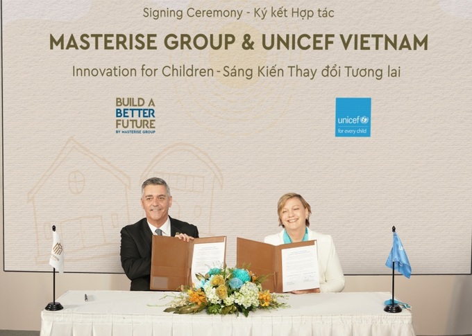 Đại diện Masterise Group, ông Jason Turnbull, Phó Tổng Giám đốc kiêm Giám đốc Tài chính Masterise Homes và bà Rana Flowers, Trưởng đại diện UNICEF tại Việt Nam tại nghi thức ký kết hợp tác chiến lược.
