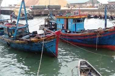 Trục vớt thành công 2 tàu cá của ngư dân bị sóng biển đánh chìm