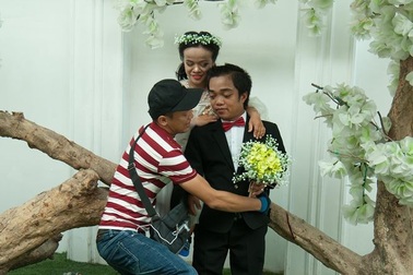 Ảnh cưới trao yêu thương