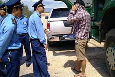 Tài xế xe tải cố thủ trong ca bin chống đối lực lượng chức năng