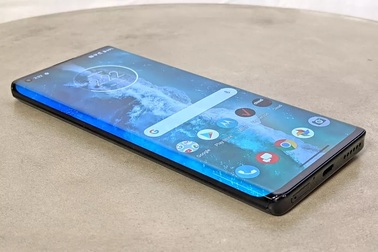 Motorola trở lại “cuộc đua” cao cấp với mẫu smartphone màn hình cong Edge+