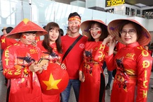 Hàng trăm cổ động viên Việt rợp cờ đỏ sao vàng sang Philippines cổ vũ bóng đá