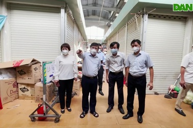 Chủ tịch TPHCM kiểm tra phòng dịch ở các chợ truyền thống