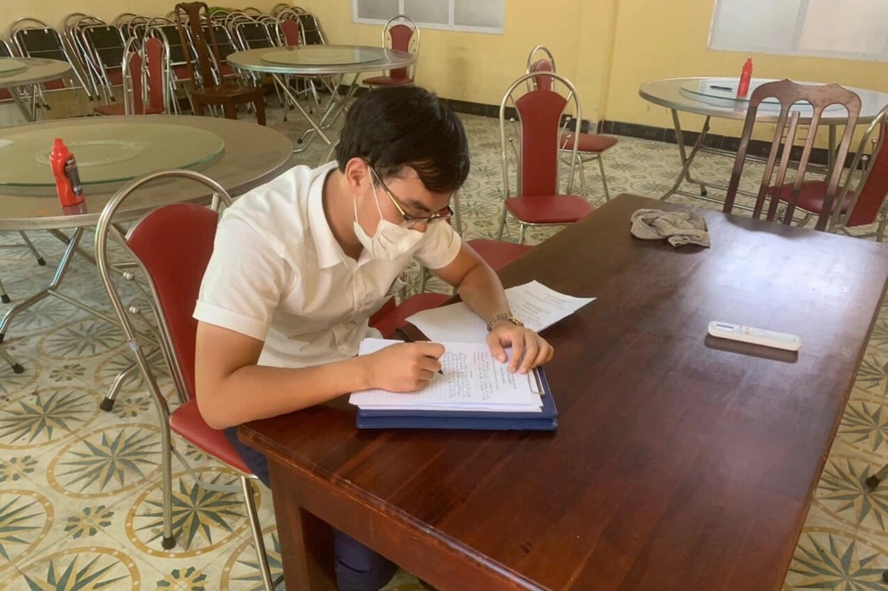 Tạm giữ nam thanh niên lái ô tô hất bà cụ lên nắp capo rồi bỏ chạy - 2 Tạm giữ nam thanh niên lái ô tô hất bà cụ lên nắp capo rồi bỏ chạy - 2