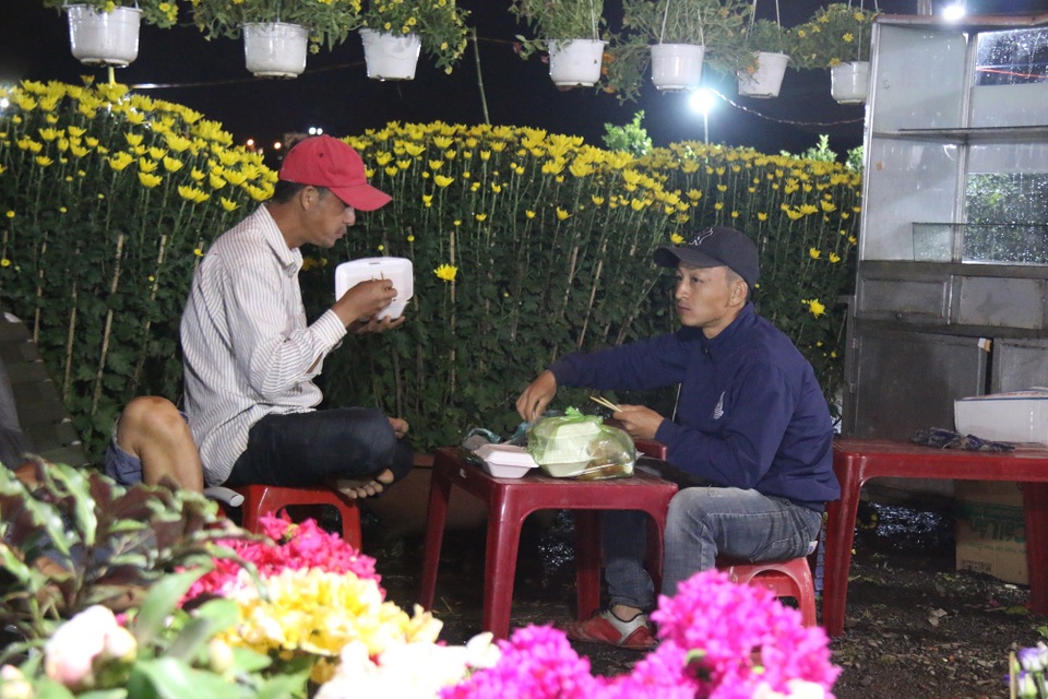 “Ăn gió nằm sương” kiếm tết ở đảo hoa độc nhất Tây Nguyên - 8 “Ăn gió nằm sương” kiếm tết ở đảo hoa độc nhất Tây Nguyên - 8