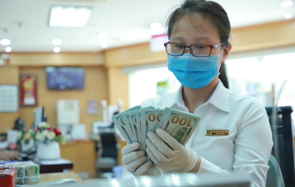 120.000 tỷ đồng bơm ra thị trường, giá USD biến động mạnh - 1 120.000 tỷ đồng bơm ra thị trường, giá USD biến động mạnh - 1
