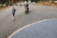 Tài xế ô tô cầm gậy đánh người đàn ông đang chở con đi học ở Bình Dương