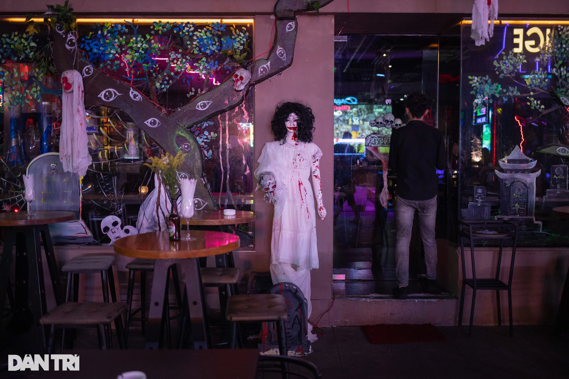 Ma quỷ tràn ngập đường phố, hàng quán ở TPHCM dịp lễ Halloween - 14 Ma quỷ tràn ngập đường phố, hàng quán ở TPHCM dịp lễ Halloween - 14