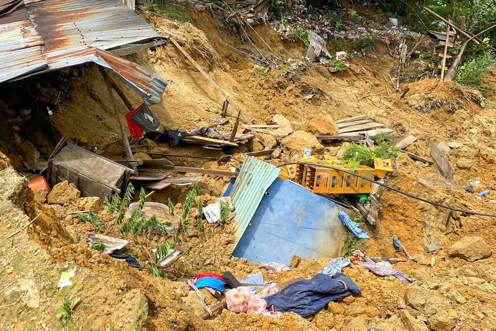 Nhà bị kéo sập trong đêm, hai gia đình ở Đà Nẵng tá hỏa cầu cứu - 1 Nhà bị kéo sập trong đêm, hai gia đình ở Đà Nẵng tá hỏa cầu cứu - 1