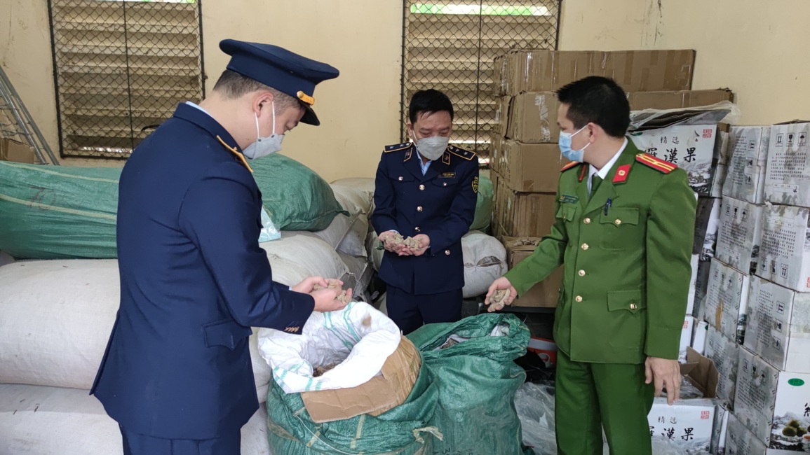 Thu giữ nhiều lô hàng bánh kẹo, thực phẩm không xuất xứ - 1 Thu giữ nhiều lô hàng bánh kẹo, thực phẩm không xuất xứ - 1