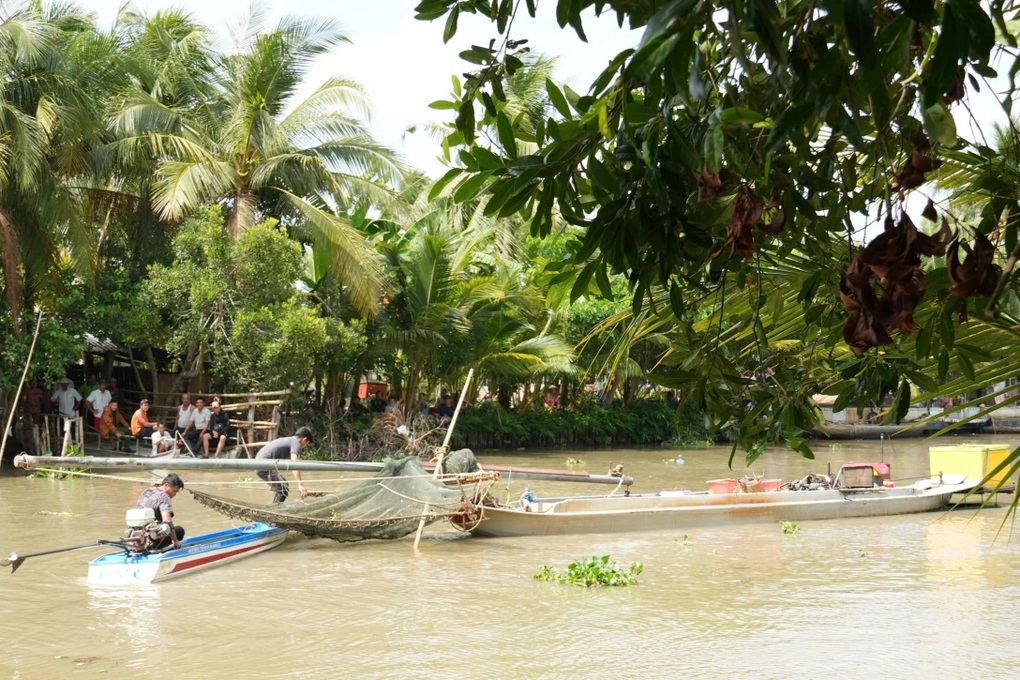 Vụ Đại úy công an hy sinh: Tạm giữ đối tượng đánh bắt thủy sản trái phép - 2 Vụ Đại úy công an hy sinh: Tạm giữ đối tượng đánh bắt thủy sản trái phép - 2