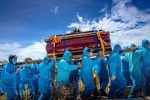 Nghẹn ngào hình ảnh đám tang vùng dịch