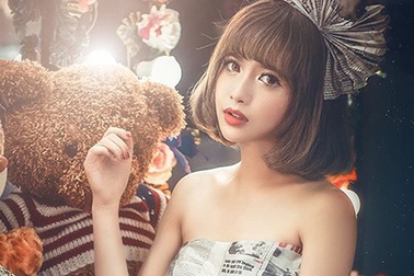 Mờ Naive xinh như búp bê trong bộ váy làm từ giấy báo