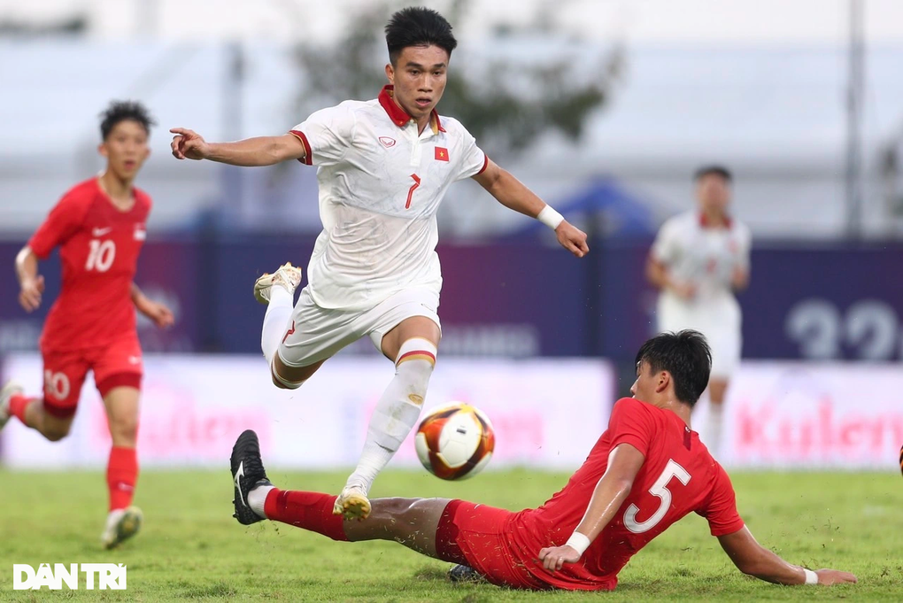 HLV Hoàng Anh Tuấn: U22 Việt Nam đá đầy mạch lạc trước Singapore - 1 HLV Hoàng Anh Tuấn: U22 Việt Nam đá đầy mạch lạc trước Singapore - 1