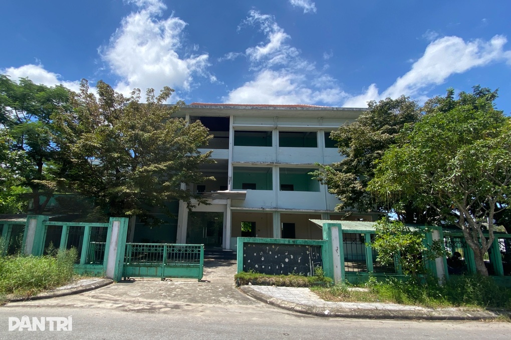 Xử phạt đơn vị chủ quản để trụ sở làm việc bị đập phá tan hoang - 1 Xử phạt đơn vị chủ quản để trụ sở làm việc bị đập phá tan hoang - 1