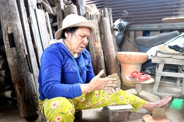 Rộn ràng đúc tượng ông Công, ông Táo ở làng gốm trăm năm tuổi