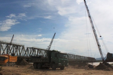 "Cát tặc" tàn phá sông Lam: Nhộn nhịp những bến cát chui