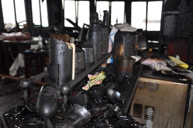 Tàu bốc cháy trên vịnh Hạ Long, hơn 20 người thoát nạn