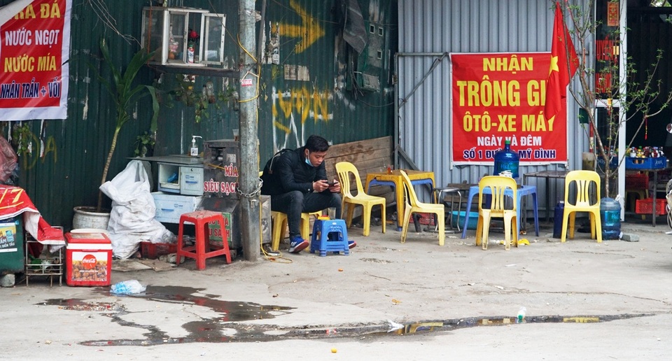 Hà Nội: Nhiều quán trà đá vỉa hè mọc trở lại bất chấp lệnh cấm - 4 Hà Nội: Nhiều quán trà đá vỉa hè mọc trở lại bất chấp lệnh cấm - 4
