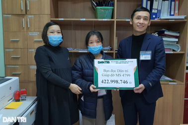 Trao hơn 420 triệu đồng tới cậu bé mắc u não ác tính