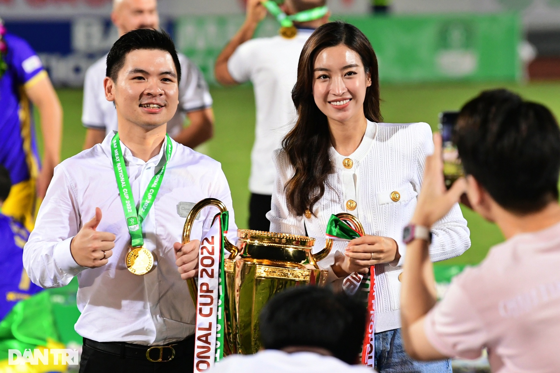 Cầu thủ CLB Hà Nội hạnh phúc ăn mừng cú đúp vô địch mùa giải 2022 - 16 Cầu thủ CLB Hà Nội hạnh phúc ăn mừng cú đúp vô địch mùa giải 2022 - 16