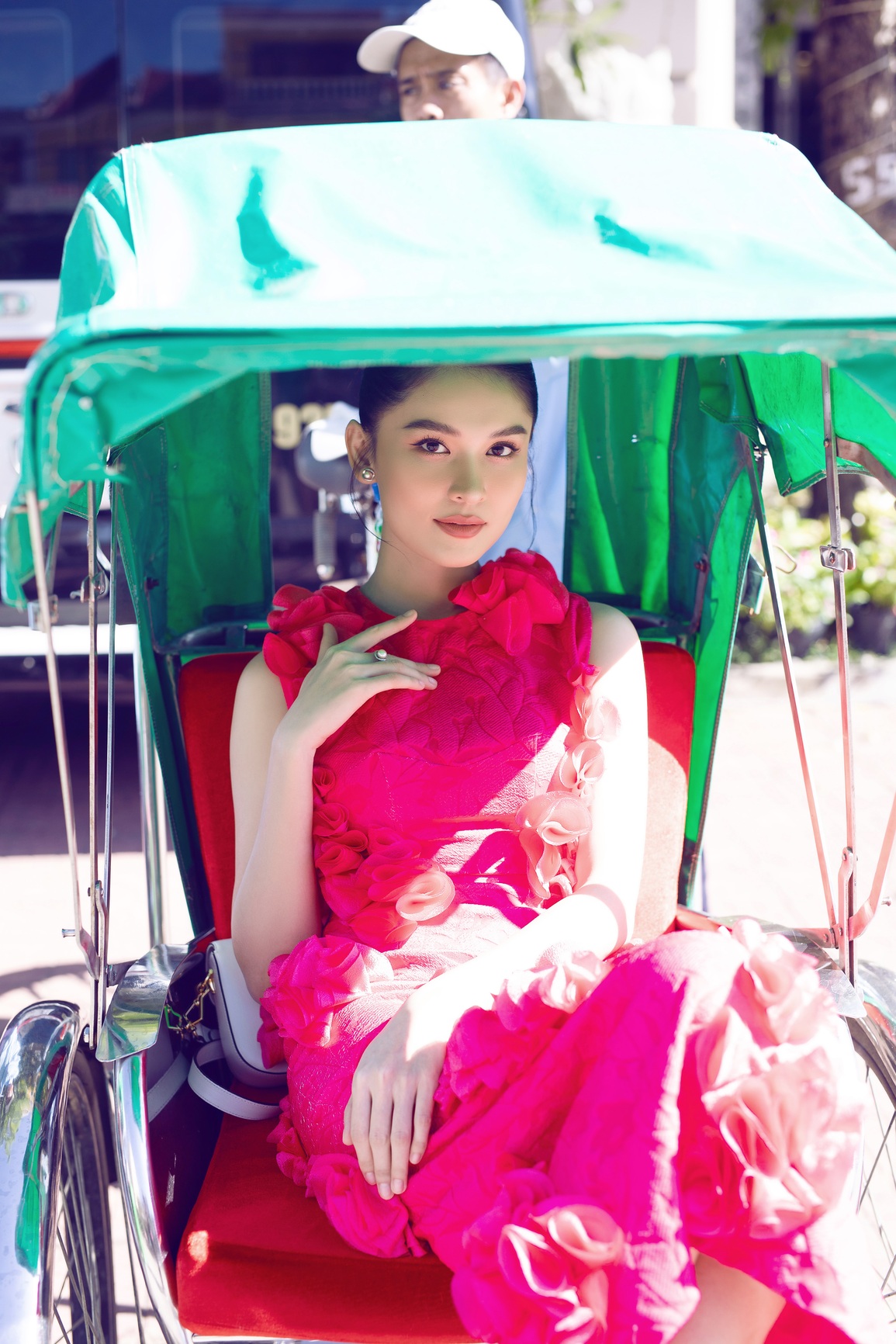 Hoa hậu Giáng My, Tiểu Vy gây náo loạn khi đi xích lô dự show thời trang - 5 Hoa hậu Giáng My, Tiểu Vy gây náo loạn khi đi xích lô dự show thời trang - 5
